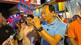 郭台銘逛饒河夜市。(圖/讀者提供)