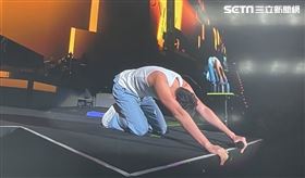 王力宏唱到最後五體投地下跪。（圖／讀者提供）