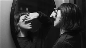 「8大苦命臉」特徵曝光。面相,照鏡子,（示意圖／Unsplash）