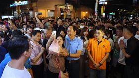 郭台銘走訪饒河街夜市  與民眾近距離互動鴻海集團創辦人郭台銘（前中藍衣者）9日晚間走訪台北饒河街觀光夜市，吸引群眾關注，有不少人熱情上前要求合影，郭台銘也展現親和力與民眾互動。中央社記者趙世勳攝  112年9月9日