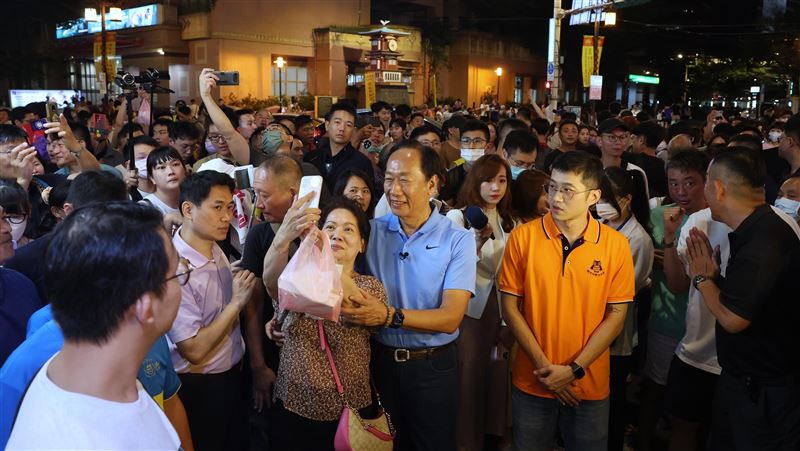 何時領表選總統？郭台銘：按既定行程安排