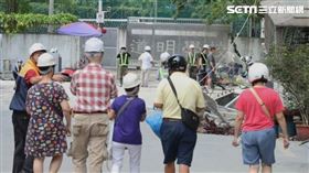 基泰建案釀大直民宅塌陷，台北市特搜隊在現場勘查搜索，順便協助住戶返家拿東西。（圖／記者邱榮吉攝影）