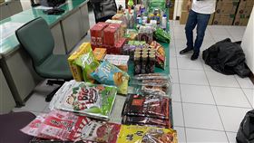 台南女多次偷賣場 派出所清點贓物像辦普度台南市警察局第二分局偵破轄內1家連鎖賣場遭竊案，警方循線在女竊嫌住處起出多達68項贓物，搬回派出所清點時就像在準備辦普度。（讀者提供）中央社記者楊思瑞台南傳真  112年9月10日