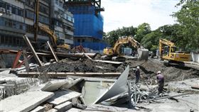 大直建案釀民宅塌陷第3天，持續進行灌漿填土作業。（圖／記者邱榮吉攝影）