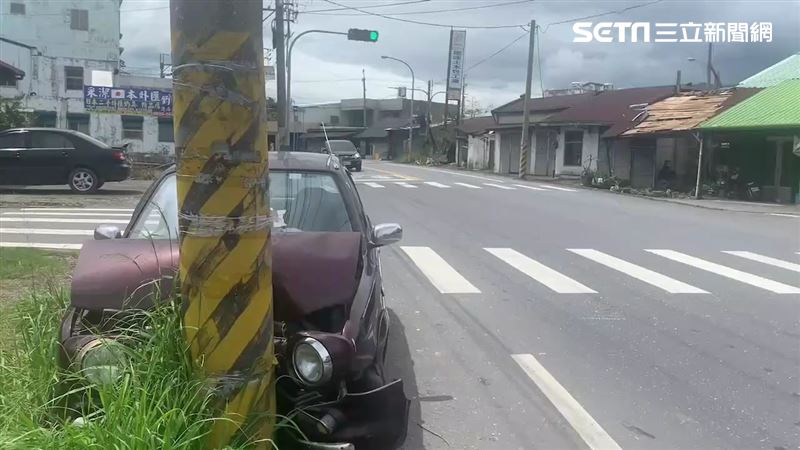 花蓮陳婦開車自撞電線杆，經送醫後宣告不治。（圖／翻攝畫面）