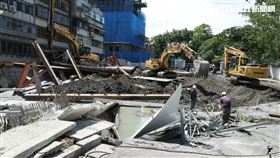 大直建案釀民宅塌陷第3天，持續進行灌漿填土作業。（圖／記者邱榮吉攝影）