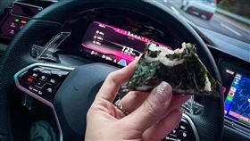 不吱悔改！四輪猴子「放雙手」飆速123公里　邊吃飯糰邊自拍