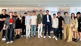 ▲東森購物、阿里平台和「交個朋友」共同組成的黃金團隊。左起為交個朋友高級商務總監劉邱陽、高級運營總監魏康 (左3)、營銷策劃負責人田宇玲、高級運營經理周曉萌、副總裁 崔東升（左7），東森集團直播電商執行長王世均、藝人明道、東森自然美總經理林燕玲（右5）、東森震宇總經理郭志明（右4）。 （圖／東森購物提供）