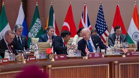 英國首相蘇納克出席G20峰會英國首相蘇納克（前右2）9日在印度德里出席20國集團（G20）峰會，與美國總統拜登（前右1）併坐互動。（英國首相府提供）中央社記者陳韻聿倫敦傳真  112年9月9日