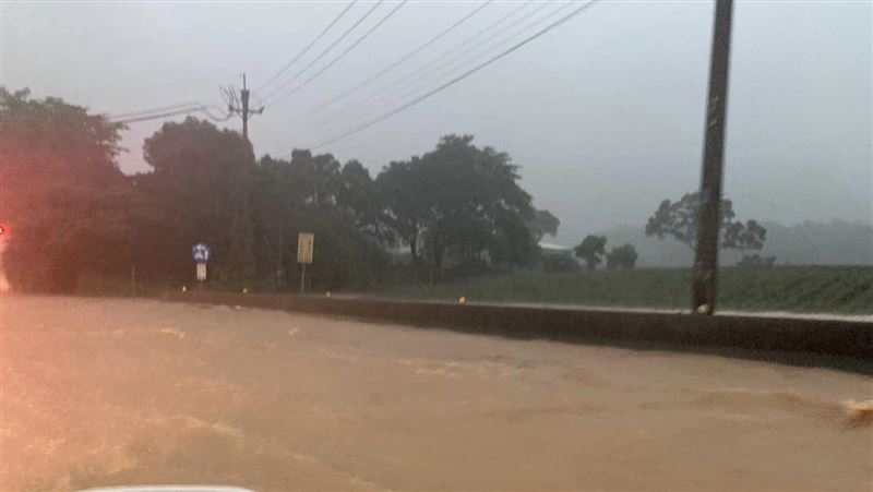 嘉義縣一級淹水警戒！「道路變黃河」