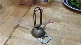 台灣餐廳桌上出現「迴紋針」！2大用途曝光　外國人驚呆。（圖／翻攝自Foreigners in Taiwan 外國人在台灣臉書）