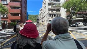 基泰建設大直建案釀鄰損  居民關注修復工程情況基泰建設位於台北市大直街巷弄的「基泰大直」建案開挖地下層不慎，導致一旁民宅7日傾斜下陷。附近居民10日關注現場後續相關修復工程情況。中央社記者王飛華攝  112年9月10日