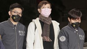 高虹安涉詐領助理費案　李忠庭移送北檢複訊北檢偵辦民眾黨籍立委、新竹市長當選人高虹安涉詐領助理費案，15日以被告身分約談高虹安男友李忠庭（中）等多人，晚間將李忠庭移送北檢複訊。中央社記者張皓安攝  111年12月15日