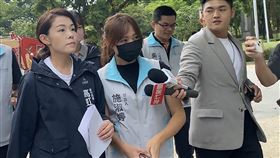 高虹安出席活動  未回應媒體追問（1）新竹市長高虹安（前左）遭指出入有名車接送，也被質疑入住高級住宅。高虹安9日在多名幕僚護送下快步進入活動會場，面對媒體追問均未回應。中央社記者魯鋼駿攝  112年9月9日