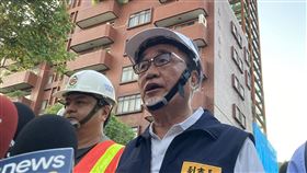大直街下陷民宅重建  北市府：9/13開說明會台北市副市長李四川（右）10日下午再度前往台北市中山區大直街民宅下陷處視察，受訪時表示，13日將舉行說明會，聽取受影響住戶對於後續處理相關意見，目前市府擬朝公辦都更方向進行。中央社記者陳昱婷攝  112年9月10日