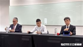 左起台新戰神球團領隊尚瑞強偕球員林秉聖、林秉聖委任律師，一同召開記者會。（圖／記者蔡厚瑄攝影）