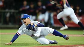 ▲孫易磊在第4局面對日本隊強迫取分，飛身撲接但沒接到那個短打的小飛球。（圖／中華棒協提供）