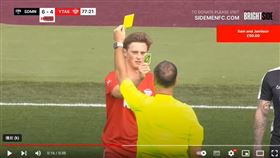 ▲英國一場足球慈善賽，選手在吃了一張黃牌後，竟拿出「UNO迴轉卡」反彈。（圖／翻攝自Super Jump Bros YT）