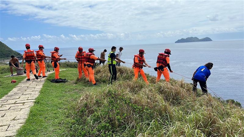 蘭嶼青青草原驚傳遊客墜崖　海巡垂降救援