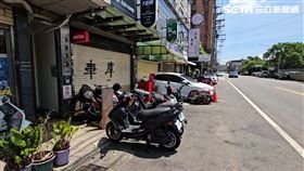 6名男子在機車行玩猜拳遊戲，輸的人不但要被上銬，還要假扮嫌犯去鎖店解銬。（圖／翻攝畫面）