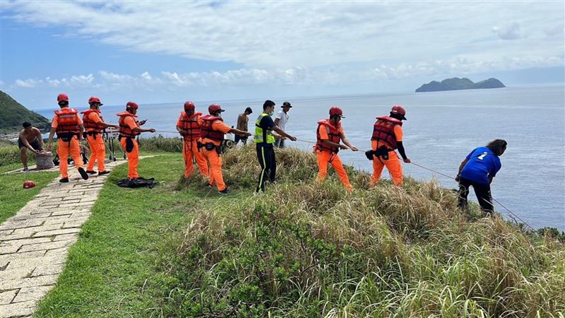 蘭嶼青青草原拍美照　遊客失足墜40米深崖