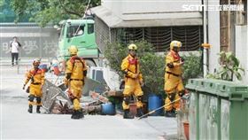 基泰建案釀大直民宅塌陷，台北市特搜隊在現場勘查搜索，順便協助住戶返家拿東西。（圖／記者邱榮吉攝影）
