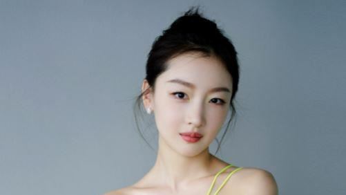 周冬雨禮服遭批　胸口挖空設計被罵噁心