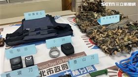 遊艇大亨張志傑因性侵案通緝遭逮，家中還搜出吉利服等軍事裝備。（圖／翻攝畫面）