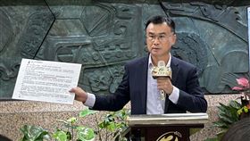 陳吉仲拿出邱毅臉書指稱一事，表示表示「老師不是什麼都是對的」，他會以個人名義提告。（圖／記者簡浩正攝影）