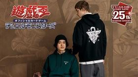 GU全新聯名系列將《遊戲王》不敗經典融入街頭潮流設計風格，其中更有許多《遊戲王》粉絲絕對熟悉且喜愛的經典圖案，包含千年積木、庫里波及青眼白龍。（圖／品牌提供）