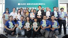 蔡英文總統今（11）日下午前往國家住宅及都市更新中心視察，並與包租代管房東、房客交流。(圖/總統府提供)