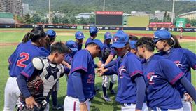 ▲台灣女子棒球隊在出發前往日本參加女子棒球世界盃之前，在天母球場練球。（圖／頂新和德文教基金會提供）