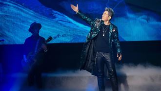 任賢齊開唱台下「2人+1狗」曝慘況哽咽了