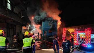 五股連棟鐵皮工廠竄火！火舌濃煙竄天