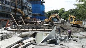 大直建案釀民宅塌陷第3天，持續進行灌漿填土作業。（圖／記者邱榮吉攝影）