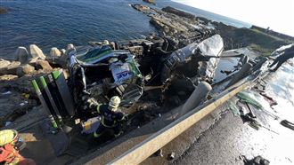 油罐車濱海公路墜落邊坡　駕駛身亡
