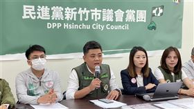 高虹安豪宅爭議  綠營議員：將提送證據告發涉貪新竹市長高虹安涉豪宅爭議，民進黨新竹市議會黨團11日舉行記者會，黨團總召陳建名（左2）表示，將把手上掌握高虹安涉嫌貪污及違反廉政倫理的事證，一併送交新竹地檢署及政風單位，告發高虹安收受不當饋贈。中央社記者魯鋼駿攝  112年9月11日