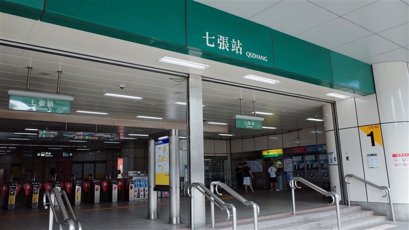 老翁捷運出口倒地命危　消防員CPR搶命