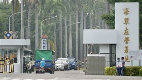 左營海軍基地官兵確診染疫（1）國內疫情持續擴大延燒，海軍艦隊指揮部30日表示，一名官兵28日收假，29日感覺身體不適就醫，PCR檢測結果為陽性，已立即住院隔離。圖為海軍左營基地大門外觀。中央社記者董俊志攝  111年3月30日