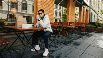 挪威街頭驚見超大咖歌王　老婆罕見合體