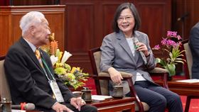 蔡英文總統今（12）日上午接見「2023芝加哥中華會館回國訪問團」。（圖／總統府提供)