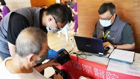 桃園市警察局為失智症長者「指紋捺印」，預防走失。（圖／聯新醫院提供）