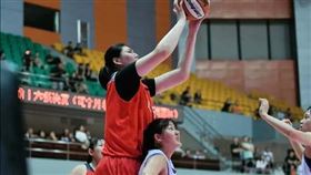 中國16歲女籃球員「張子宇」在場上身高無人能敵。（圖／翻攝自微博老易－看天下事）