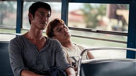 吳慷仁和陳澤耀在《富都青年》飾演沒有身份的底層人。（圖／甲上娛樂提供）