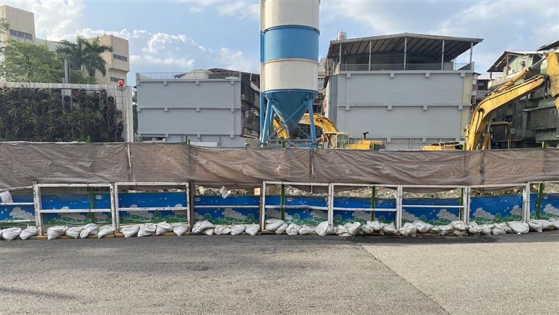 又傳地面下陷！南港建案馬路龜裂30公尺