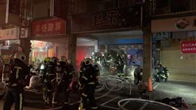 ▲台北市北投一家卡拉OK店晚間傳出火警，警消獲報後派出77人、18車前往，約15分鐘後撲滅火勢。樓上住戶幸好皆已疏散，沒有人員傷亡。（圖／翻攝畫面）
