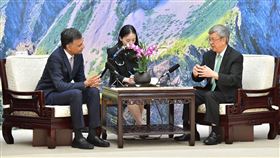 行政院長陳建仁今（12）日接見「印度台北協會」葉達夫（Manharsinh Laxmanbhai Yadav）會長。（圖／行政院提供)