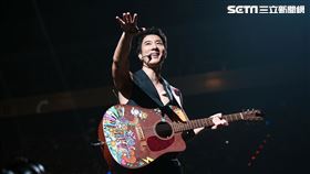 王力宏唱到一半走下台。（圖／記者楊澍攝影）