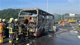 快訊／上班注意！國1五楊高架「大客車燒成火球」　回堵2公里（圖／翻攝畫面）