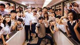 《成功補習班》彩蛋曝光，全體一鏡到底尬舞。（圖／華納兄弟提供）